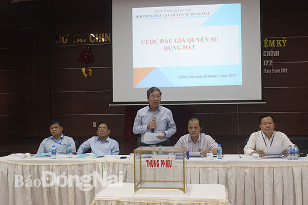 Phó chủ tịch UBND tỉnh Nguyễn Quốc Hùng phát biểu tại buổi đấu giá khu đất công huyện Long Thành